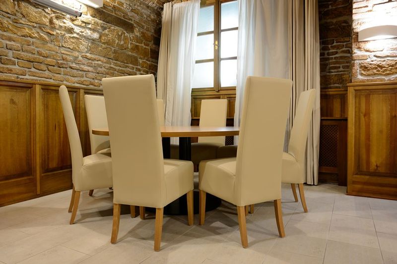 Restaurační lavice čalouněné a čalouněné židle